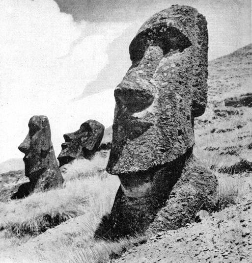 Колоссальные каменные изваяния острова Пасхи. Полинезия