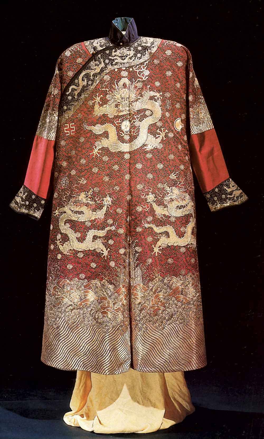 платье императора с драконами