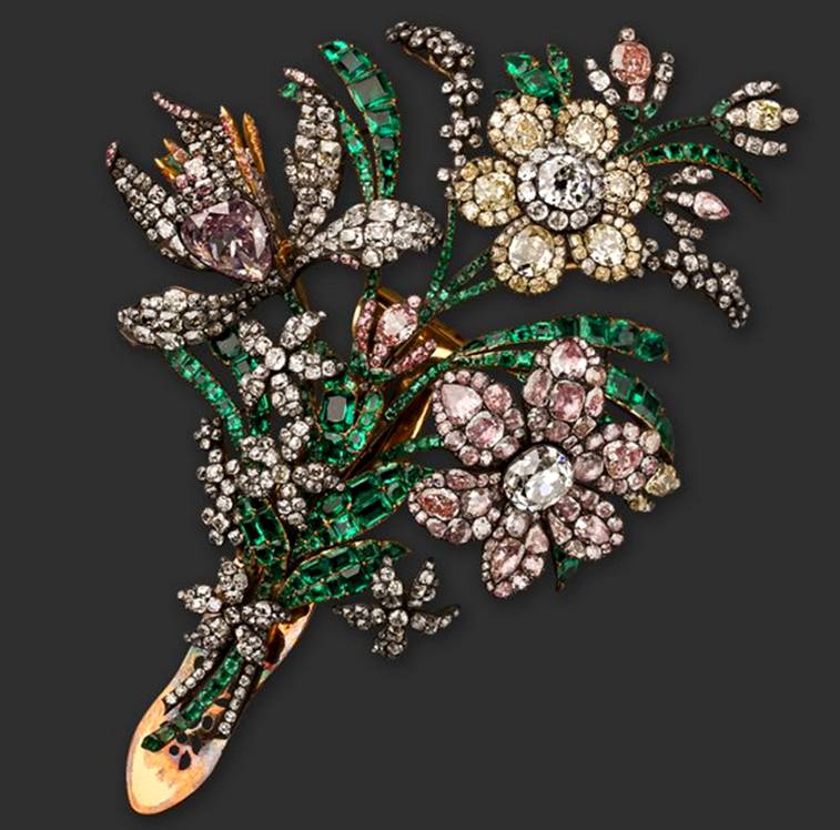 Ювелирные изделия Алмазного фонда большой букет с изумрудными листьями и бриллиантовыми цветами